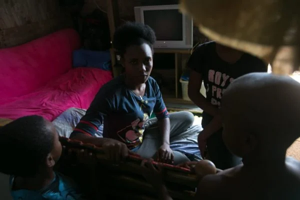 Pandemia: Famílias em situação de vulnerabilidade social dependem de doações para sobreviver e muitas delas não conseguem acessar programas sociais. Foto: Rafaela Felicciano / Metrópoles