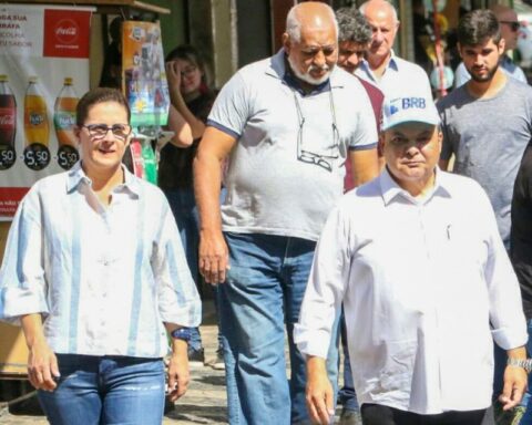 Governador Ibaneis Rocha anuncia aumento de abrangência do Prato Cheio, durante caminhada pelo Núcleo Bandeirante. Foto: Renato Alves/Agência Brasília