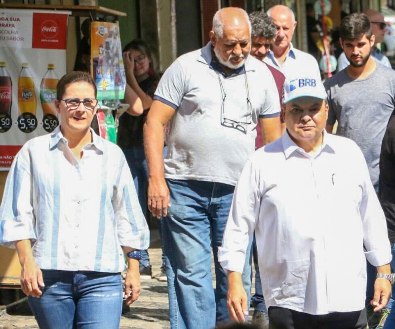 Governador Ibaneis Rocha anuncia aumento de abrangência do Prato Cheio, durante caminhada pelo Núcleo Bandeirante. Foto: Renato Alves/Agência Brasília