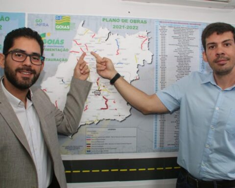 Vice-governador de Goiás, Lincoln Tejota, e presidente da Goinfra, Pedro Sales, em reunião na Goinfra debatem sobre retomada das obras. Foto: Vice-governadoria