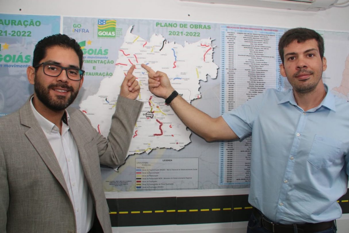 Vice-governador de Goiás, Lincoln Tejota, e presidente da Goinfra, Pedro Sales, em reunião na Goinfra debatem sobre retomada das obras. Foto: Vice-governadoria