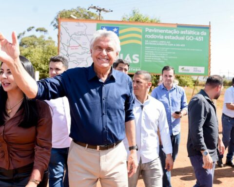 Governador Ronaldo Caiado vistoria obra de pavimentação da GO-451: “Essa obra vai alavancar a economia”. Foto: Lucas Diener