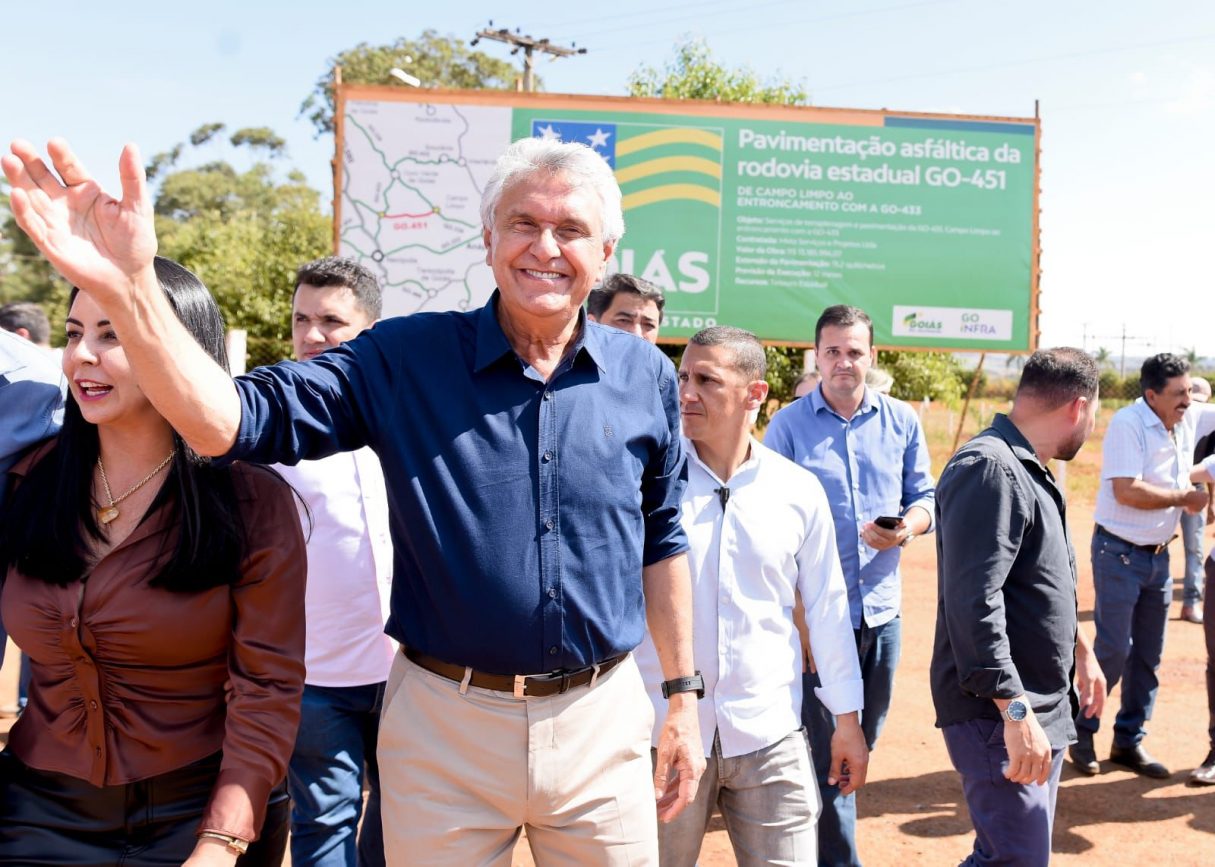 Governador Ronaldo Caiado vistoria obra de pavimentação da GO-451: “Essa obra vai alavancar a economia”. Foto: Lucas Diener