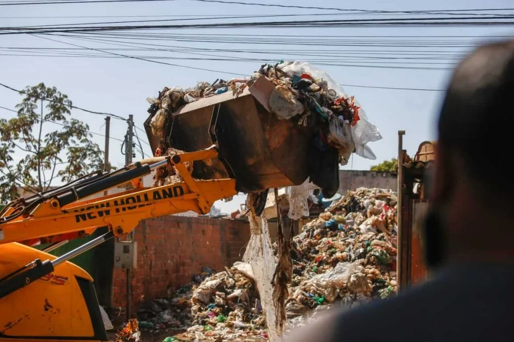 Mulher estava praticamente ilhada em volta de uma montanha de lixo. Situação atinge mais de 100 famílias na capital goiana. Foto: Vinicius Schmidt/Metrópoles