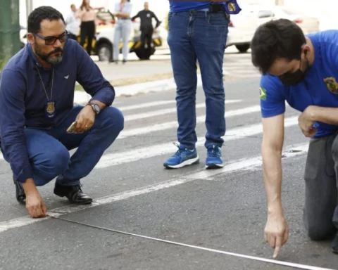 Racha: Avenida foi interditada para realizar medições que poderão dar mais precisão a velocidade dos veículos na hora do acidente. Foto: Vinícius Schmidt/Metrópoles