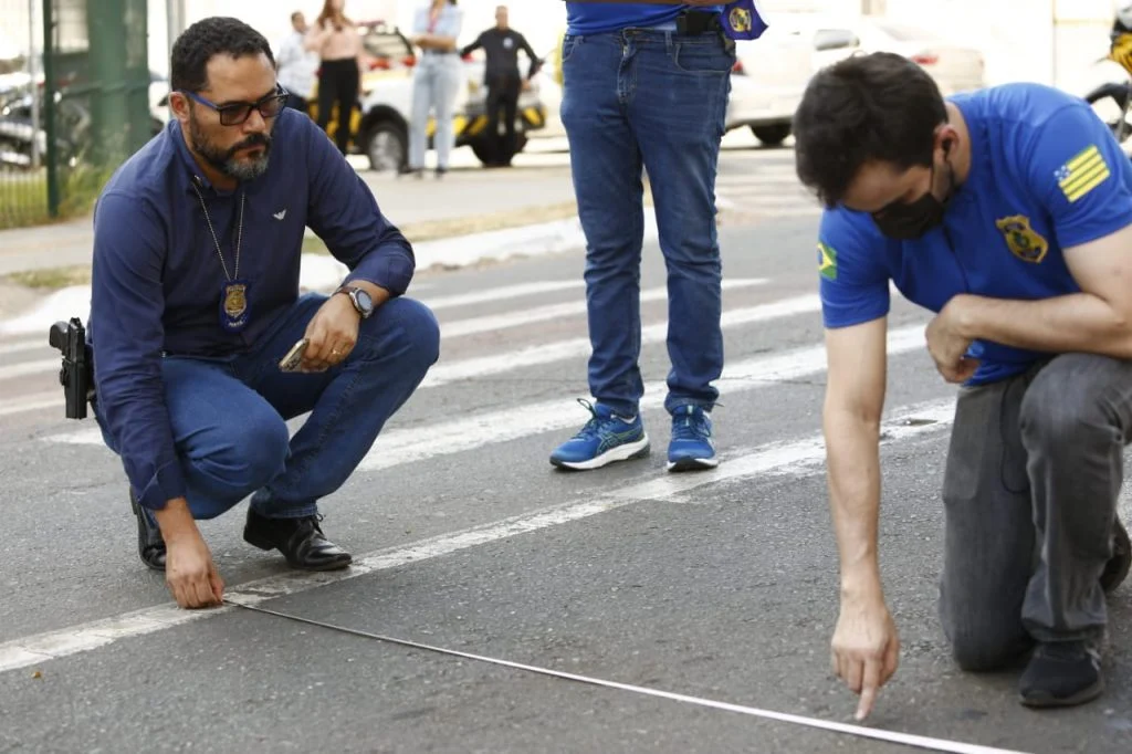 Racha: Avenida foi interditada para realizar medições que poderão dar mais precisão a velocidade dos veículos na hora do acidente. Foto: Vinícius Schmidt/Metrópoles