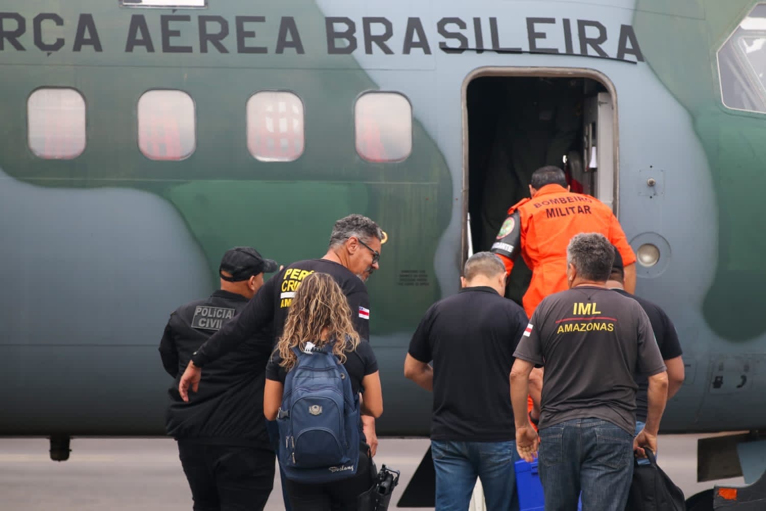 Avião da FAB resgata corpos de acidente aéreo