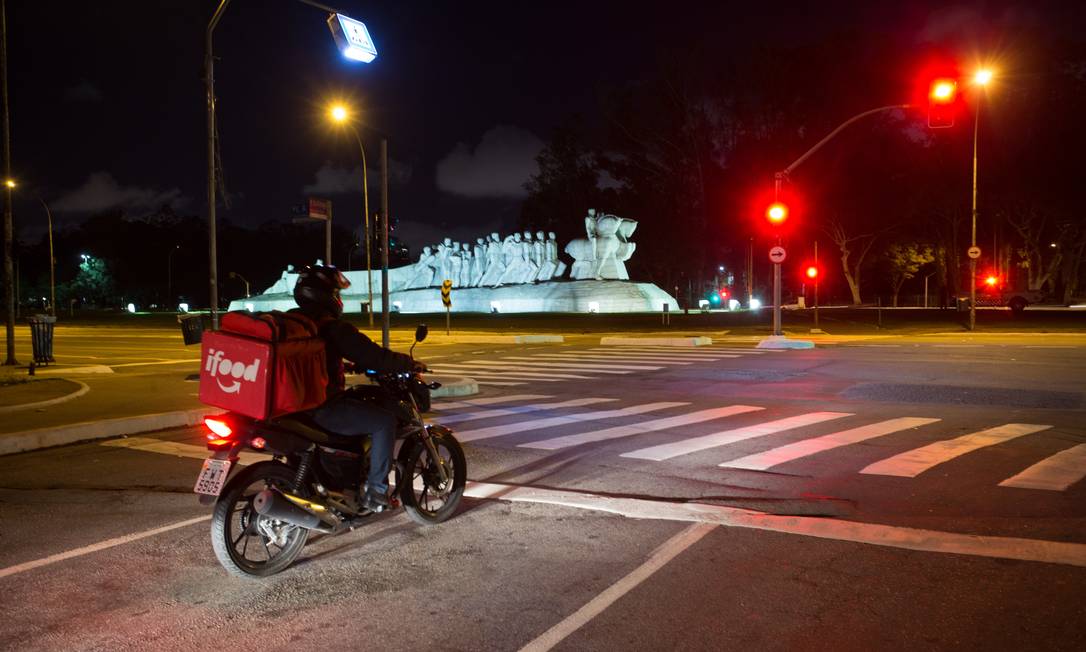 Entregador em rua de São Paulo