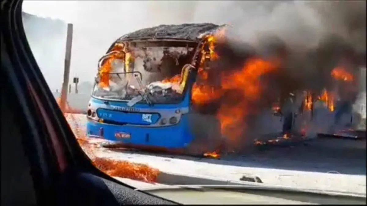 Ônibus queimado no RJ