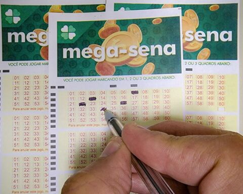 Mega-Sena acumula e pode pagar mais de R$ 100 milhões