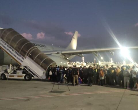 Brasileiros em Israel embarcam em avião da FAB