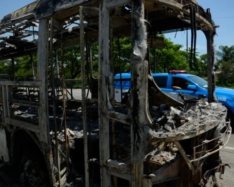 Ônibus queimado por milicianos no RJ