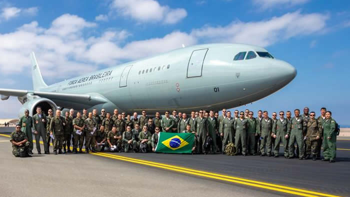 Tripulantes de avião da Força Aérea Brasileira (FAB) partindo para a missão de resgate de brasileiros em Israel. Imagem: Divulgação/FAB