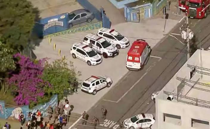 Ataques em escolas- Policiais na porta da escola/ Foto: Reprodução