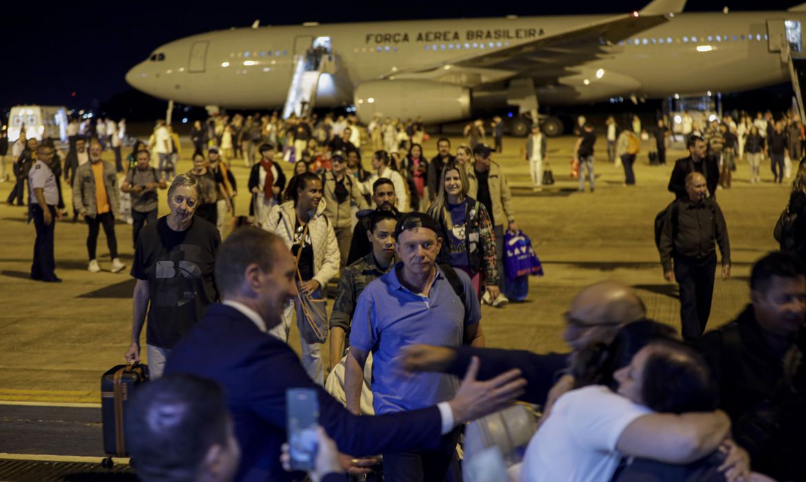 Brasileiros desembarcam de avião da FAB que veio de Israel