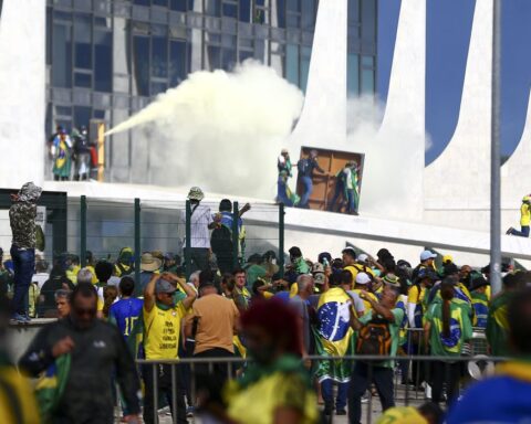 Manifestantes invadem Congresso, STF e Palácio do Planalto.