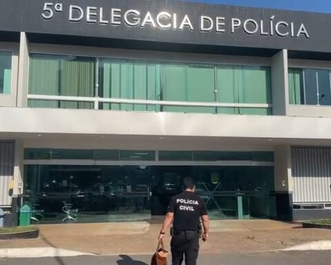 Agente entrando na 5ªDP após operação