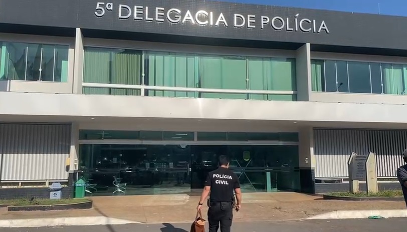 Agente entrando na 5ªDP após operação