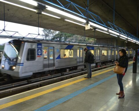 Greve no metrô de SP deixa usuários na mão