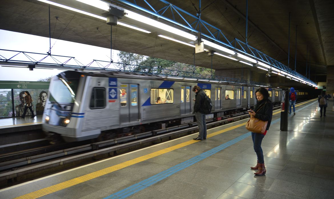 Greve no metrô de SP deixa usuários na mão