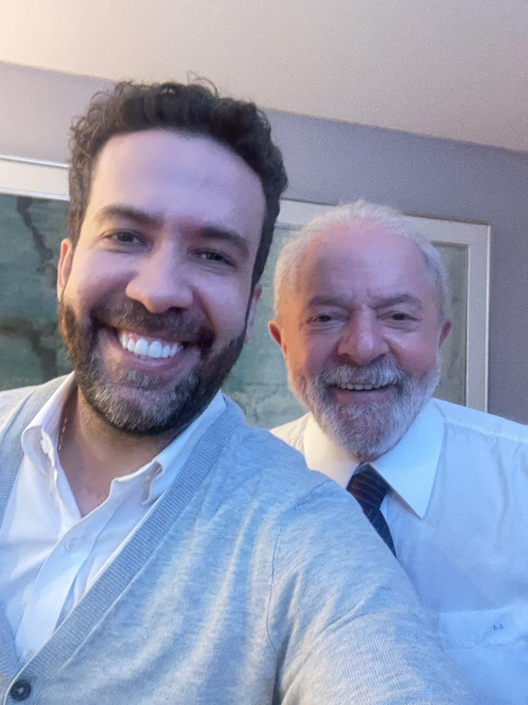 André Janones tira foto com Lula