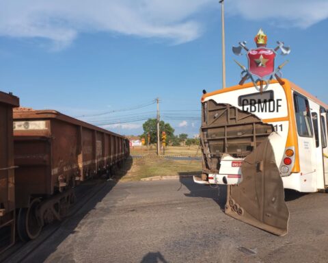 Acidente entre trem e ônibus no DF