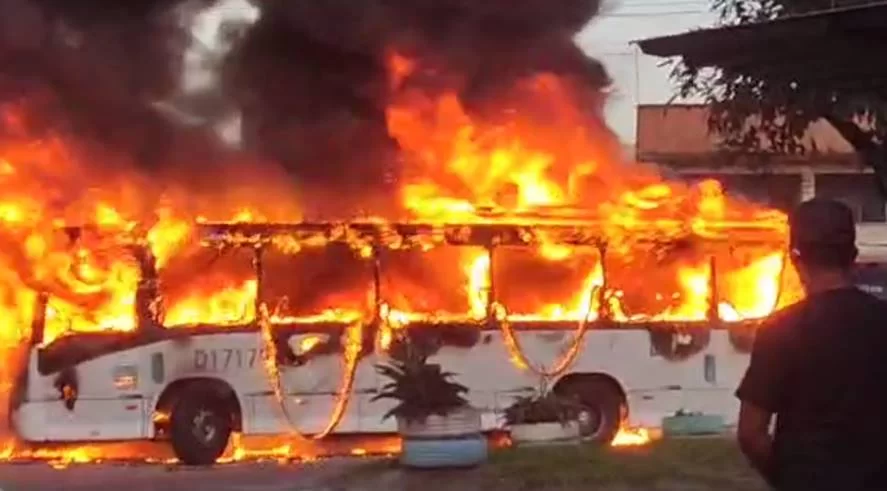 Milícia queima ônibus no RJ