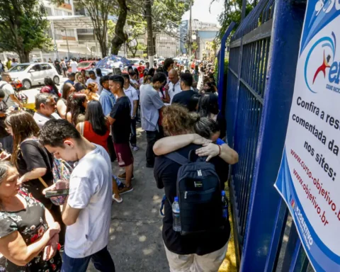 Estudantes entrando na prova do Enem