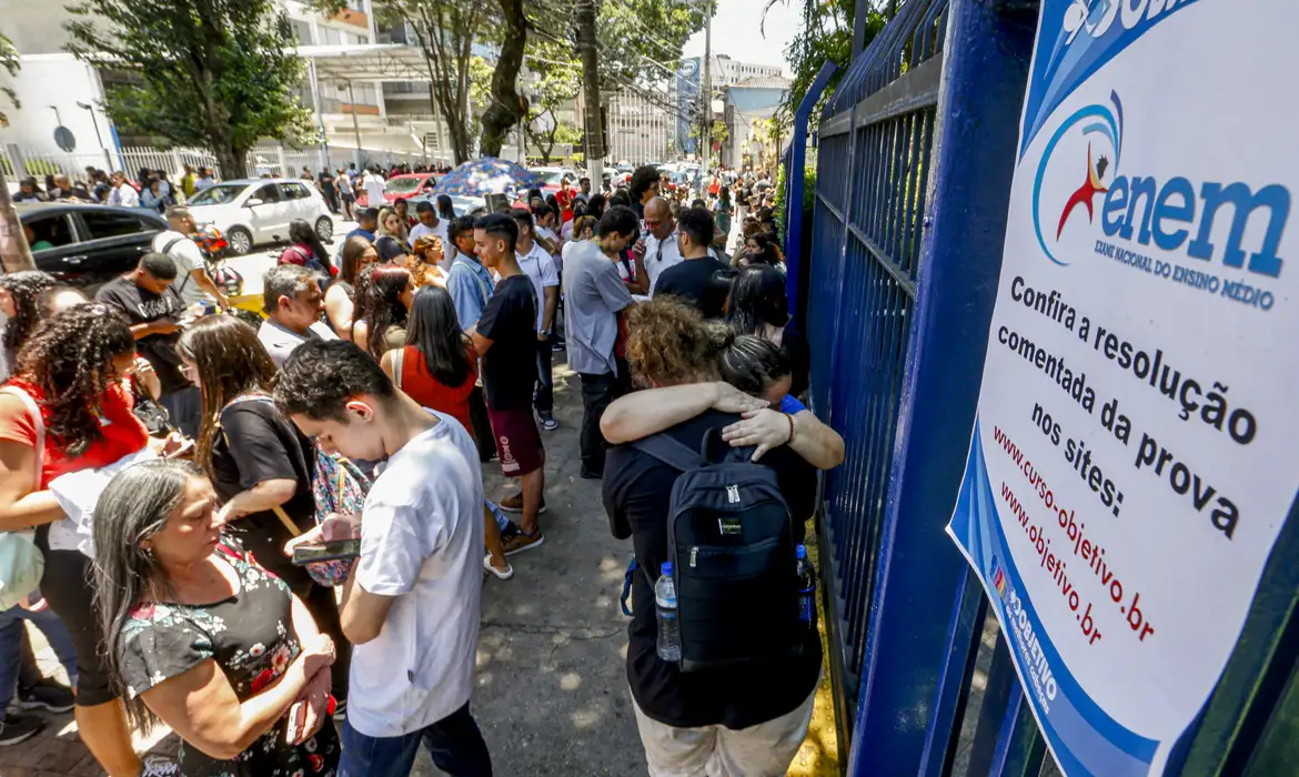 Estudantes entrando na prova do Enem