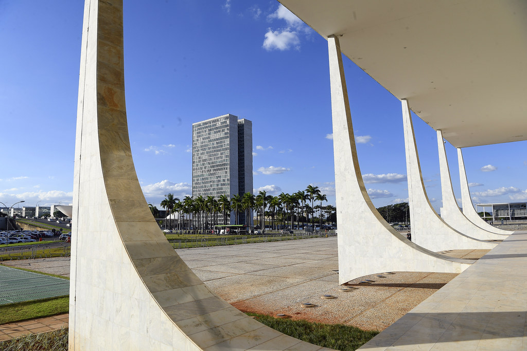 Fachada do STF com Congresso Nacional ao fundo