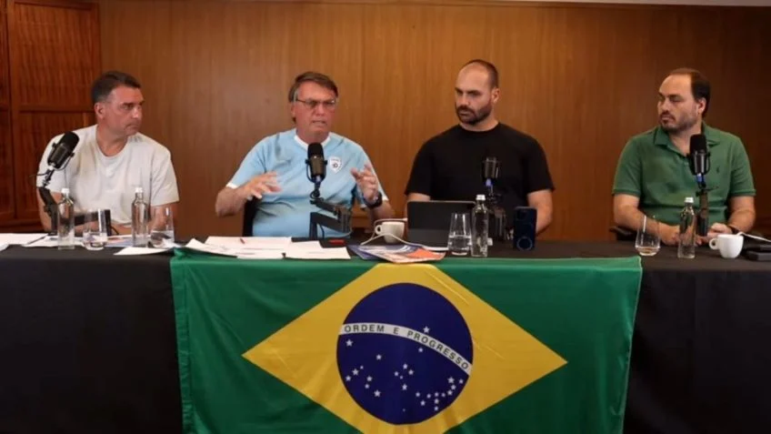 Bolsonaro e filhos