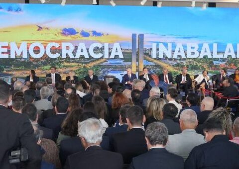 Evento pró democracia reúne poderes