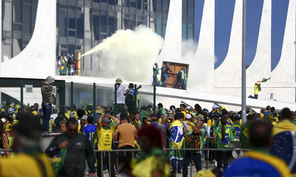 Manifestantes invadem Congresso em 8 de janeiro de 2023