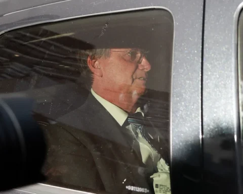 Bolsonaro no carro após depoimento na PF