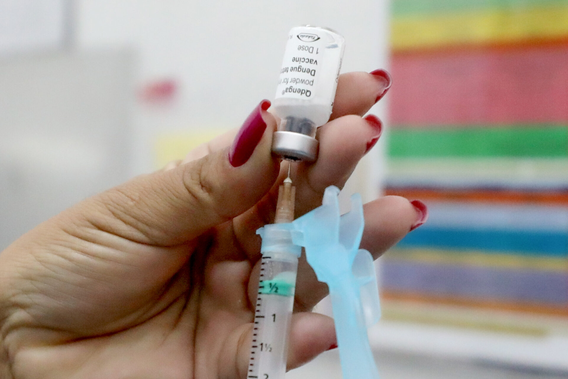 Começa vacinação contra a dengue