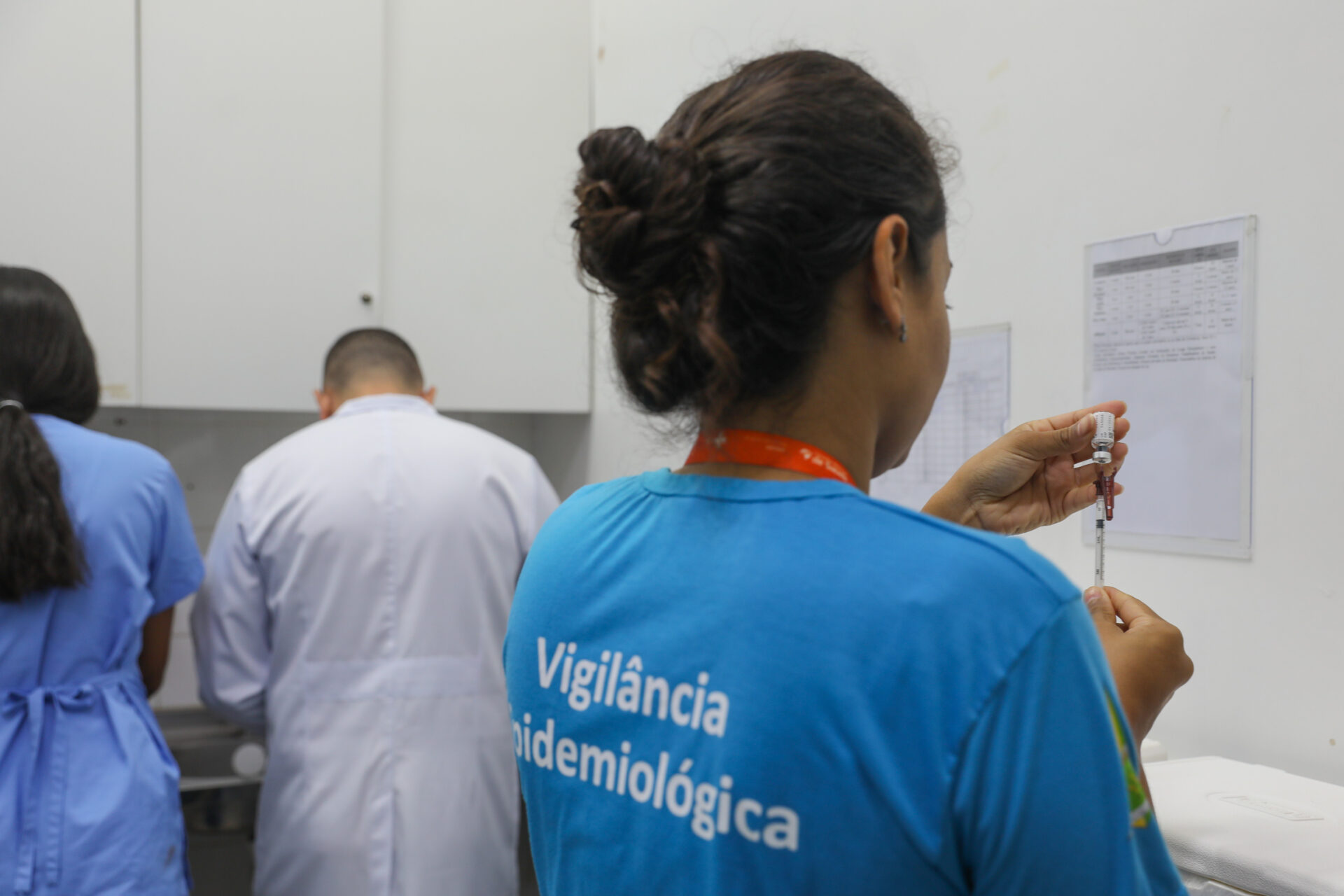 Enfermeira se prepara para aplicar vacina contra dengue