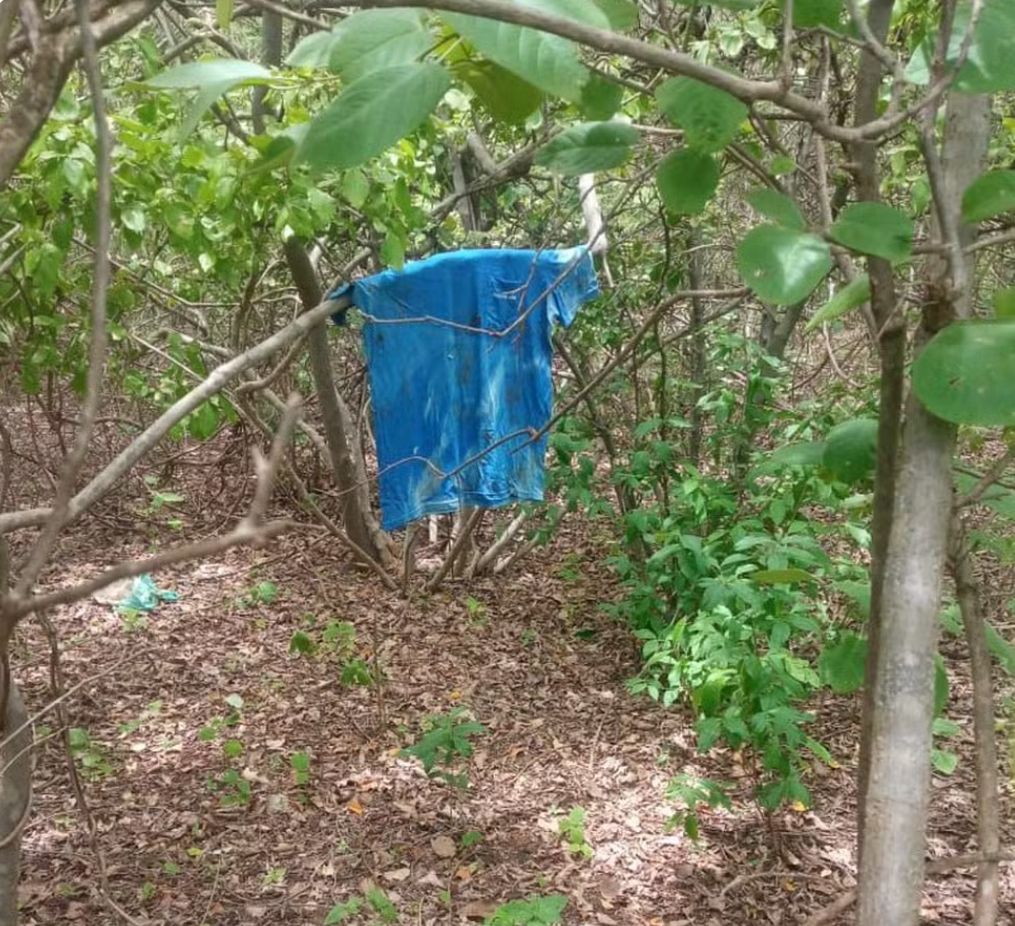 Camiseta encontrada perto do presídio onde ocorreu a fuga