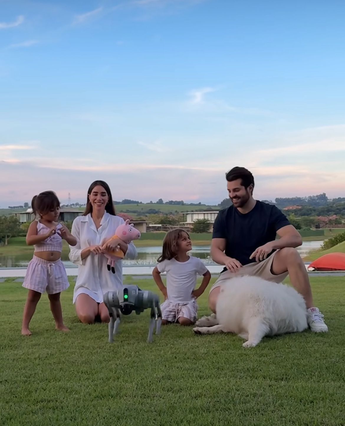 Alok e família com cão-robô