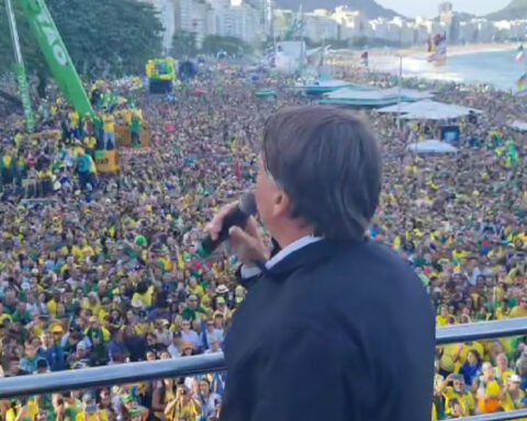 Bolsonaro discursa para multidão