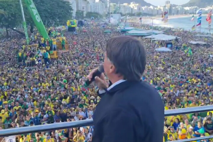 Bolsonaro discursa para multidão