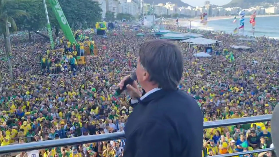 Bolsonaro discursa para multidão