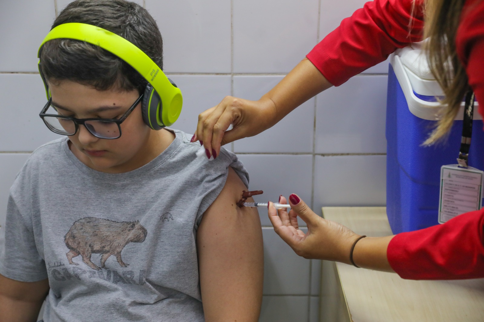 Adolescente é vacinado contra dengue no DF