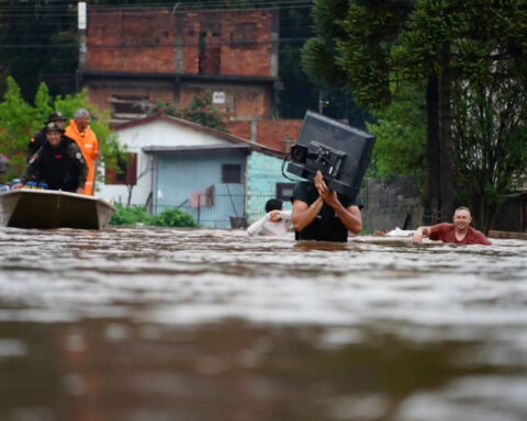 Pessoas deixando suas casas no RS