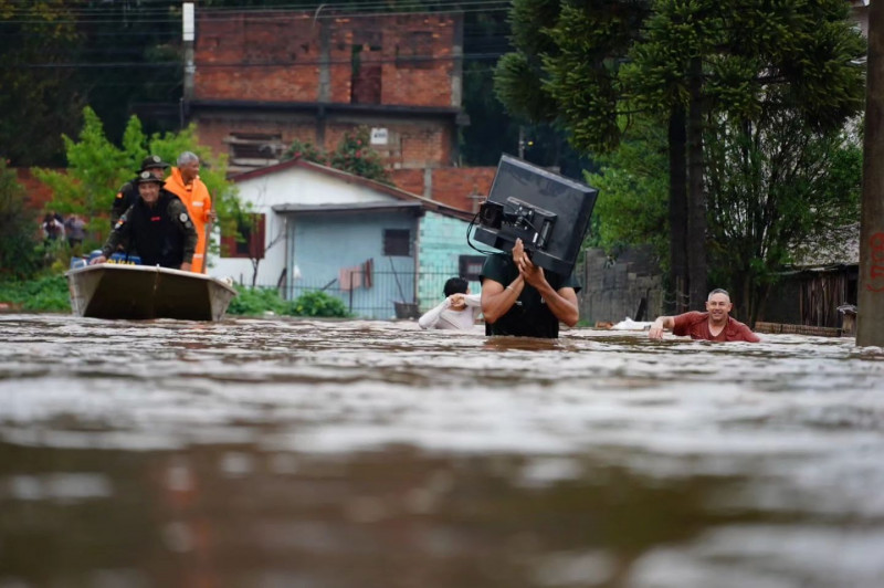 Pessoas deixando suas casas no RS