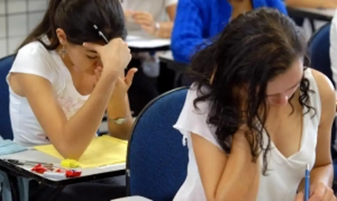 Estudantes fazendo o Enem