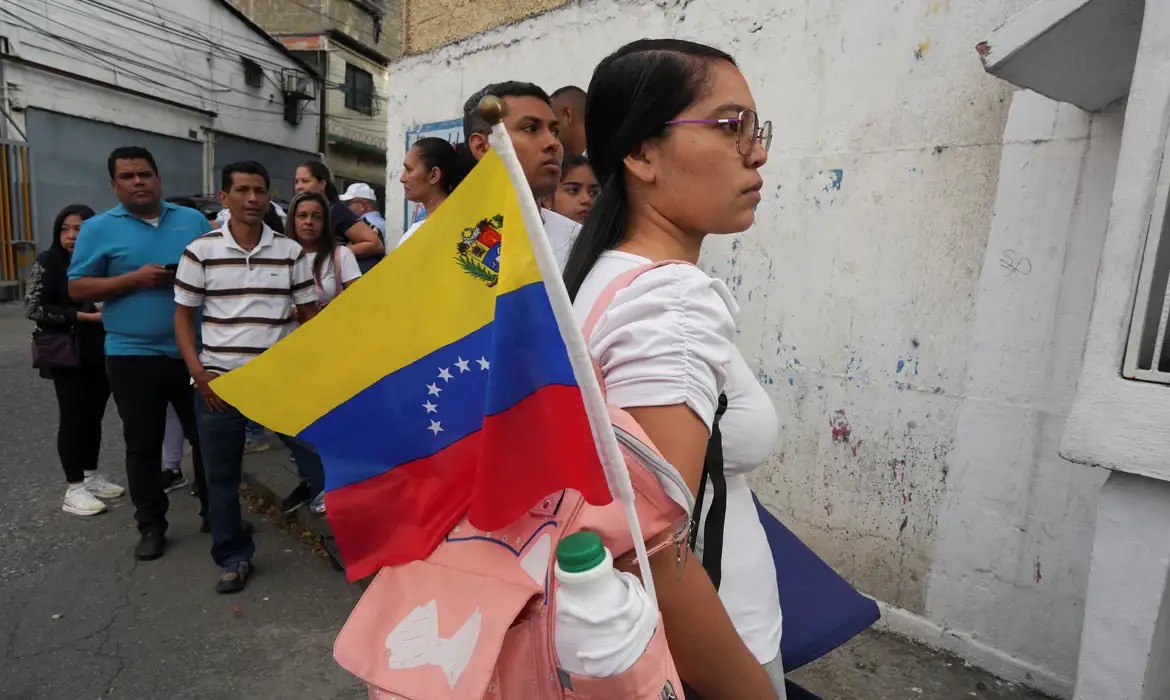 Cidadãos indo votar na Venezuela