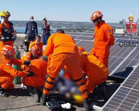 Bombeiros reanimando trabalhador