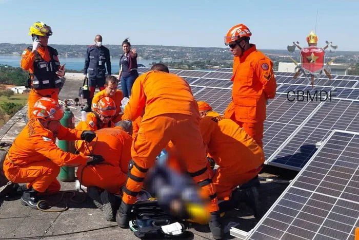 Bombeiros reanimando trabalhador