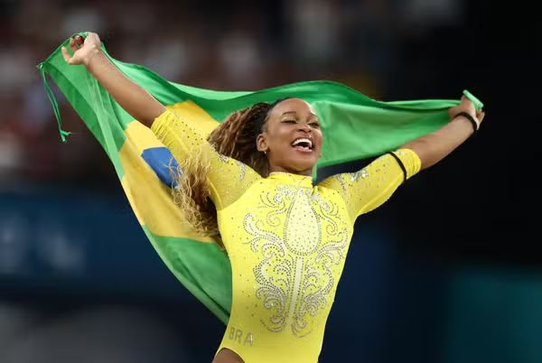 Rebeca Andrade com a bandeira do Brasil