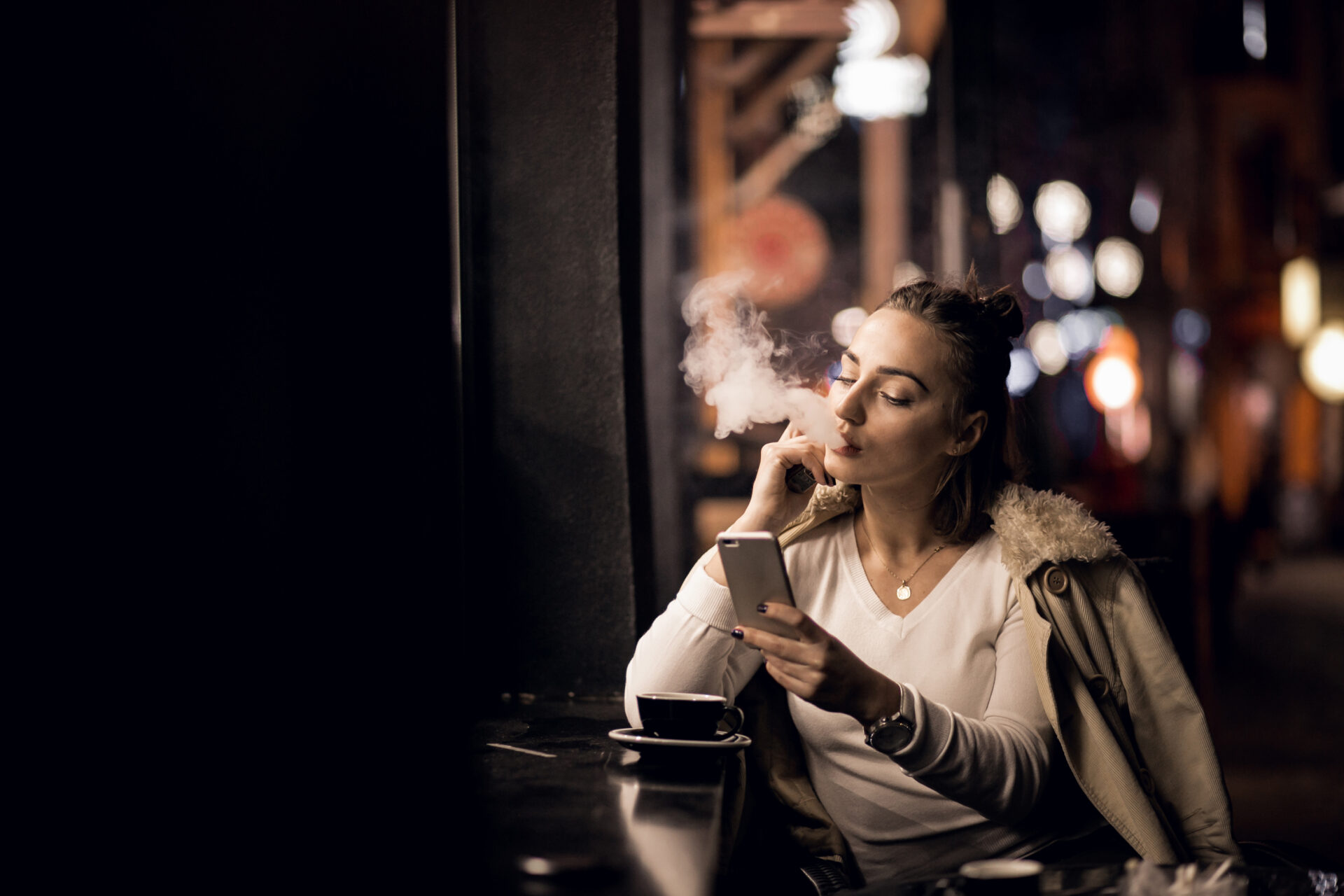 Uso de cigarros eletrônicos, ou vapes, tornou-se uma tendência crescente, especialmente entre os jovens, mas os impactos dessa prática na saúde bucal têm gerado preocupações